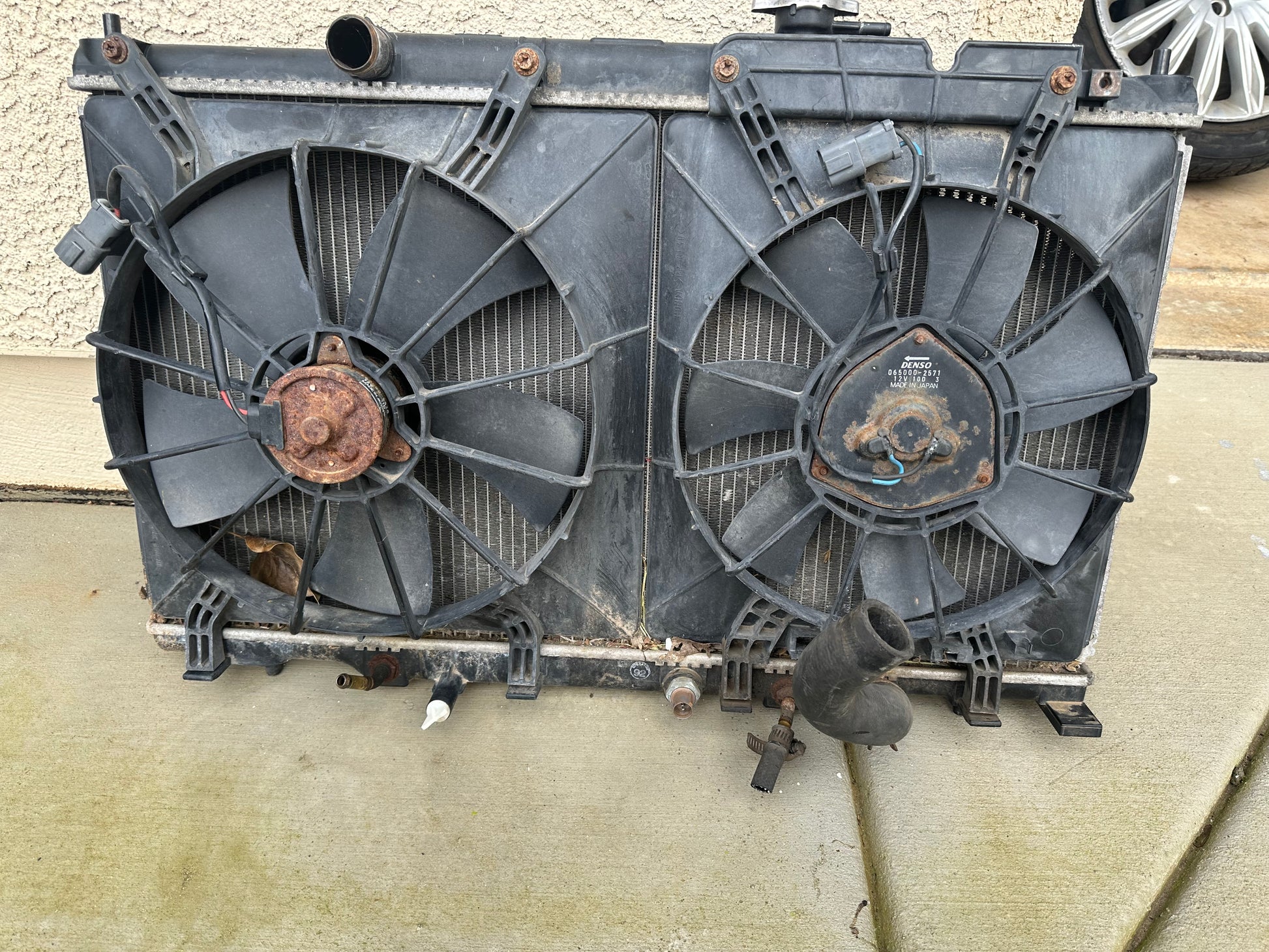 2005 Honda CRV Radiator with Fans