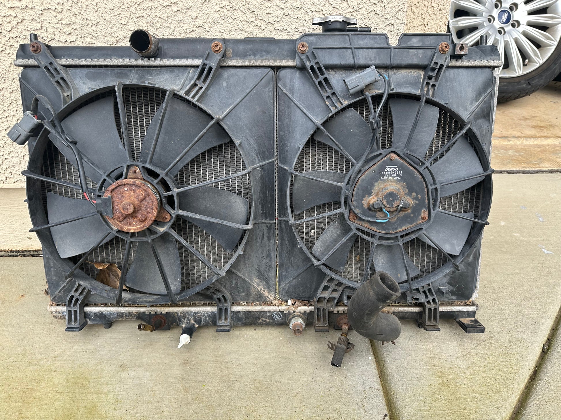 2005 Honda CRV Radiator with Fans