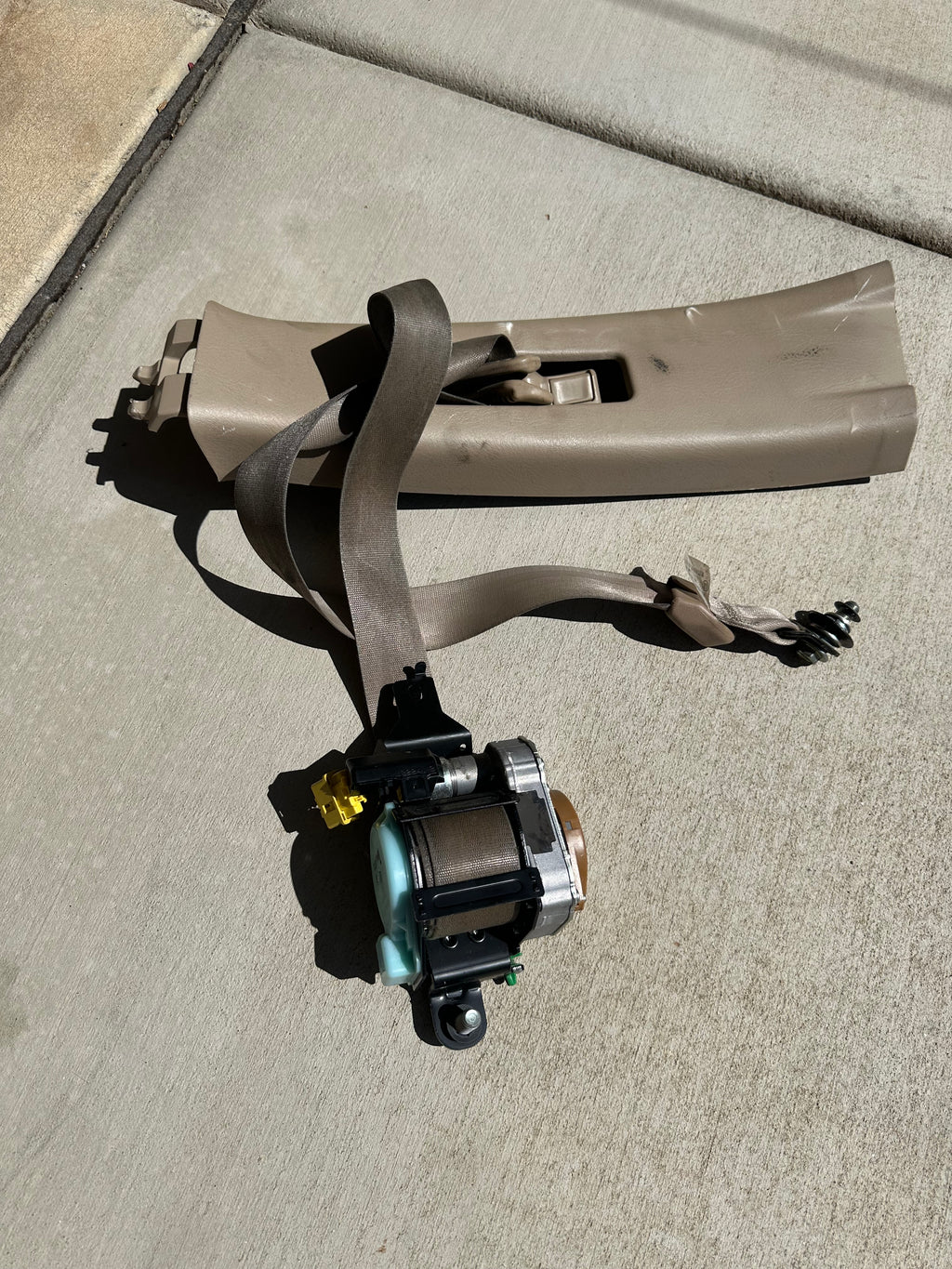 2005 Honda CRV Driver side seat belt with trim